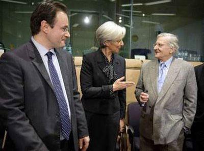 European Central Bank President Jean-Claude Trichet (R) talks with France's Finance Minister Christine Lagarde (C) and Greece's Finance Minister George Papaconstantinou (L) at the start of an Eurogroup finance ministers meeting at the EU Council in Brussels February 15, 2010.REUTERS/Wiktor Dabkowski