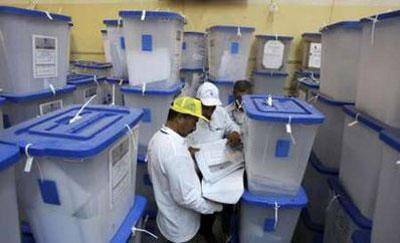 Employees of Iraq's Independent High Electoral Commission (IHEC) tally votes from the special parliamentary voting day in Baghdad March 11, 2010. REUTERS/Saad Shalash