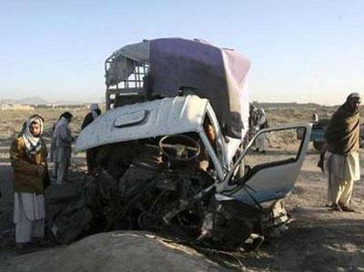 People look at a vehicle which hit a roadside bomb in Ghazni April 5, 2010. REUTERS/Mustafa Andalib