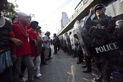 Anti-government protestors face off against Bangkok police Friday morning, April 23, 2010, in Bangkok, Thailand. (AP Photo/David Longstreath)