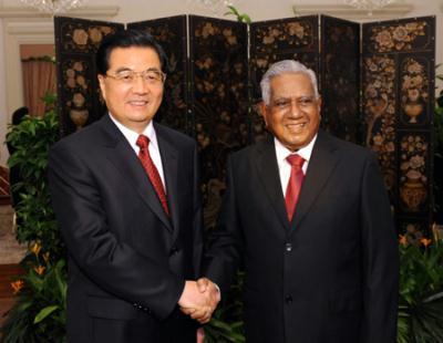 Chinese President Hu Jintao (L) shakes hands with Singapore's President S.R. Nathan during their meeting in Singapore, on Nov. 11, 2009. Hu Jintao arrived here on Wednesday for a state visit and the Economic Leaders Meeting of the Asia-Pacific Economic Cooperation (APEC), scheduled for Saturday and Sunday.(Xinhua/Huang Jingwen)