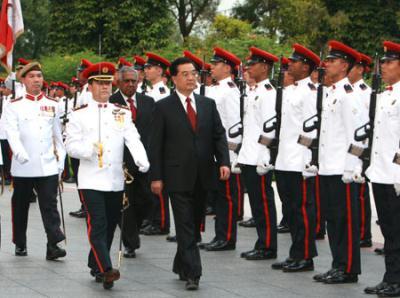 Chinese President Hu Jintao (R, front), accompanied by Singapore's President S.R. Nathan (R, rear), inspects the honour guard during a welcome ceremony in honor of Hu in Singapore, on Nov. 11, 2009.(Xinhua/Huang Jingwen)