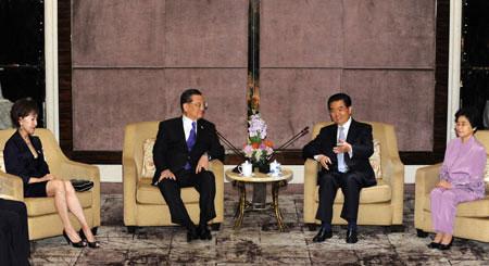 Hu Jintao (2nd R), general secretary of the Communist Party of China (CPC) Central Committee, and his wife Liu Yongqing (1st R) meets with Lien Chan (2nd L), the honorary chairman of Kuomintang (KMT), and his wife Lien Fang-yu, in Singapore Nov. 14, 2009.(Xinhua/Huang Jingwen)