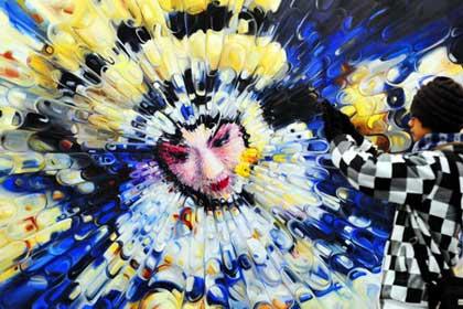 An oil painting of a Peking Opera character is featured at the 12th annual West Lake Art Expo in Hangzhou, Zhejiang province, November 19, 2009. The Expo displays nearly 10,000 artworks from over 100 artists and art institutions home and abroad. [Photo: Xinhua]