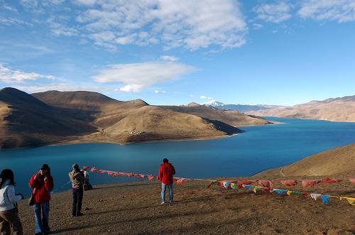 資料圖片：11月14日，幾位遊客在西藏山南羊卓雍措遊玩。新華社記者 文濤 攝