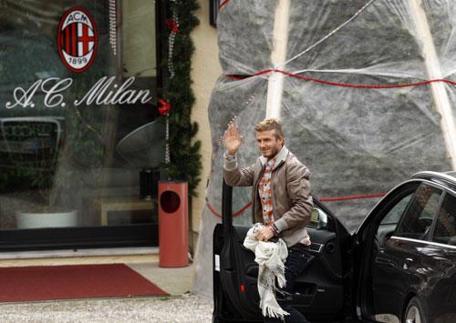 AC Milan's player David Beckham waves to fans upon his arrival at the training center in Carnago, northern Italy, on Monday, December 28, 2009. [Photo:sports.sina.com.cn]