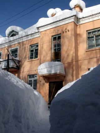 Photo taken on Jan. 20, 2010 shows a snow-covered building in Fuyun County of Altay Region, northwest China's Xinjiang Uygur Autonomous Region. Temperature there dropped to minus 42 degrees centigrade on Wednesday as the northern areas in Xinjiang suffering from the worst snow in 60 years. (Xinhua/Shen Qiao)