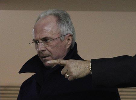 Notts County's director of football Sven Goran Eriksson (L) is shown to his seat before their FA Cup replay soccer match against Wigan Athletic at the DW Stadium in Wigan, northern England, February 2, 2010.  [Photo/Agencies]