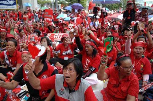 Red-shirt supporters gather in the business area of Bangkok, capital of Thailand, April 5, 2010, demanding the incumbent premier dissolve the House within 15 days. (Xinhua/Thana Nuntavoranut)