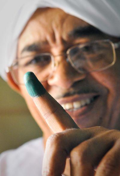 A Sudanese displays his inked finger at a polling station in Khartoum, capital of Sudan, April 11, 2010. Voting process started in Sudan on Sunday where the Sudanese people began casting their votes to select their representative for the presidency, state governors and legislative council in first multi-party elections in the country in more than 24 years. (Xinhua/Zhang Ning)