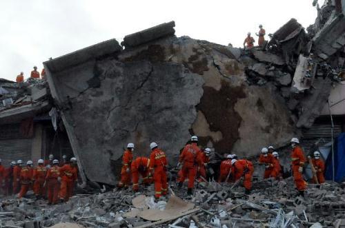 Rescuers search for survivors at a collapsed building in Gyegu Town of Tibetan Autonomous Prefecture of Yushu, northwest China's Qinghai Province, April 15, 2010. Thousands of rescuers fought altitude sickness, chilly weather, strong winds and frequent aftershocks Thursday to dig through rubble and reach survivors of a strong earthquake that has left 760 dead in northwest China. (Xinhua/Wu Guangyu)