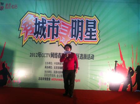 哈爾濱站歲數最大的選手王敏傑（59歲）為觀眾獻唱