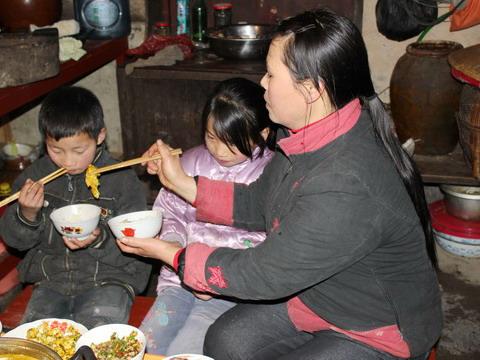 路途太遠的留守貧困孩子，一到中午又饑又渴，姚本蓮老師看不過去，常常把孩子叫到家中吃飯。