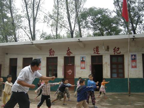 沒有什麼體育器材孩子們跟著我一起打拳鍛鍊身體