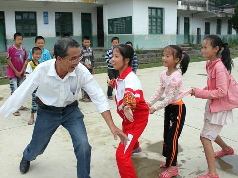 與學生遊戲