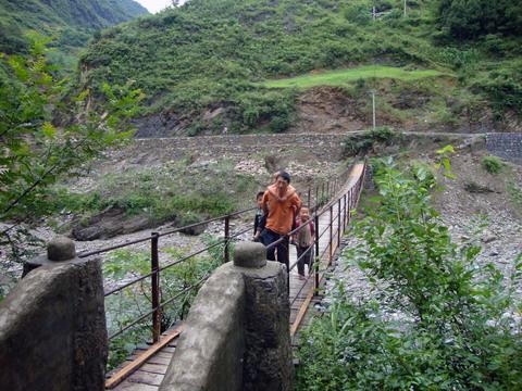 何老師背學生過鐵索橋