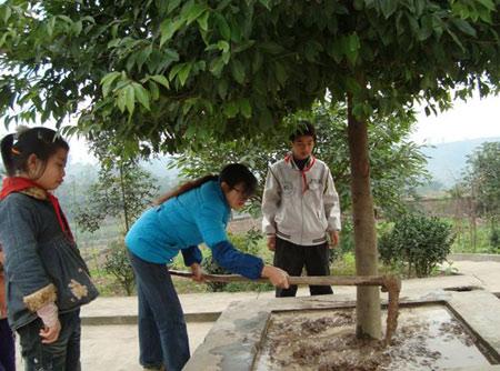 羅仕敏和孩子們一起培植樹木