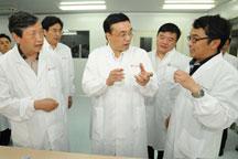 Li Keqiang urges fast production of flu vaccine