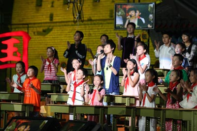 李宇春和小朋友們同唱一首歌
