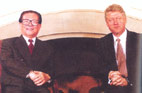 1993<br>Le président chinois Jiang Zemin rencontre son homologue américain Bill Clinton