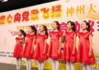 萬泉小學女聲合唱團的同學們在活動現場演唱《紅星歌》