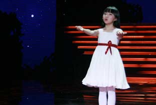 楊沛宜小朋友表演節目《點亮紅絲帶》