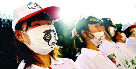 廣州志願者食肆前沉默散步 倡議不吃貓狗肉