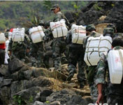 官兵徒步背水2小時翻越山路