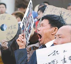 “民工荒”蔓延 東西部全面上演搶人大戰 勞動力無限供給時代結束