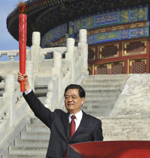 胡錦濤主席高舉廣州亞運會“潮流”火炬
