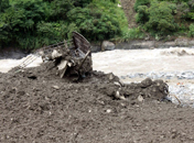 雲南怒江貢山泥石流沖毀200多米長路基