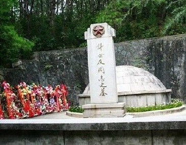 江蘇軍區司令許援朝之父許世友：墓前茅臺排成龍（圖）