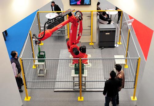 3月29日，一台機器人在首屆中國國際進口産品博覽會上進行瓶裝飲料搬運作業演示。