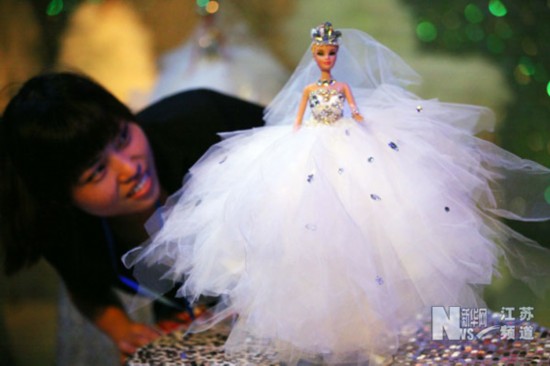 8月11日，在南京網友婚博會上，一婚慶服務企業展位上的婚紗模特吸引了市民目光。