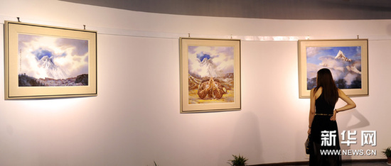 9月1日，參觀者在觀看展出的瓷板畫作品。新華網圖片 周科 攝
