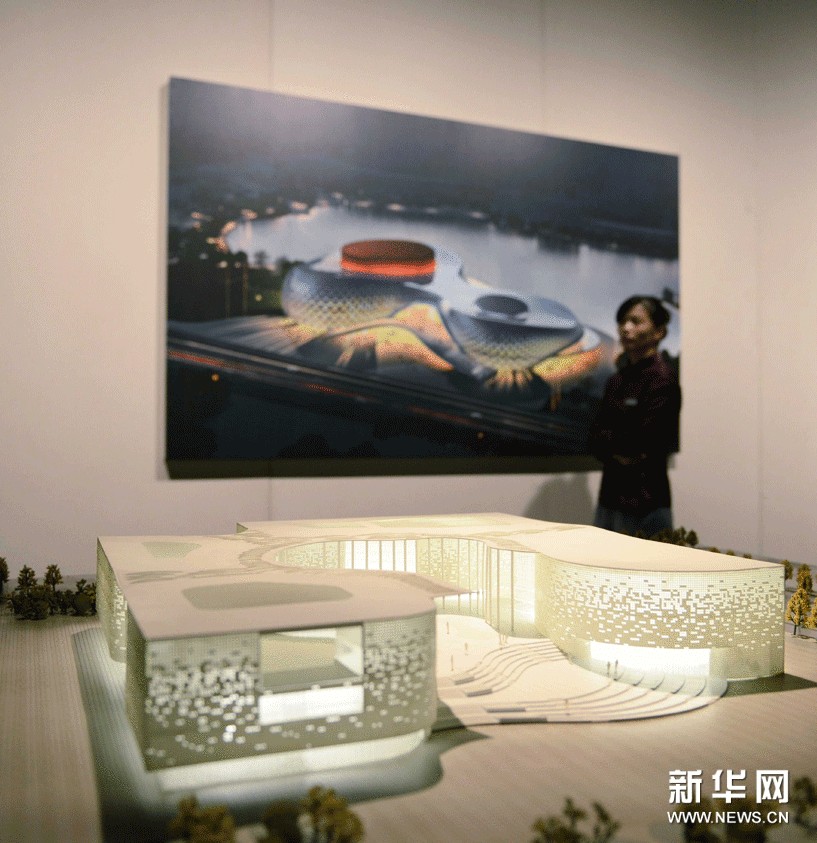 9月4日，在杭州“程泰寧建築作品展”上，工作人員從一建築模型旁經過。
