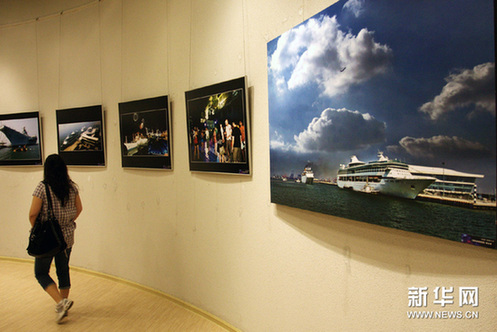 9月5日，觀眾在“走進濱海”旅遊攝影作品展上參觀。新華網圖片 王青岩 攝