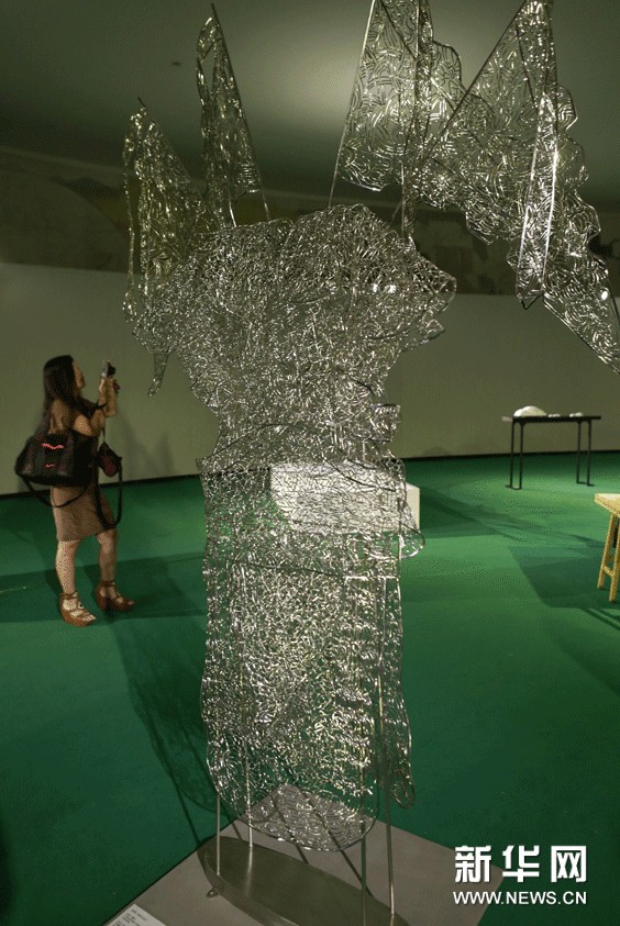 觀眾在展廳內欣賞香港著名藝術家文鳳儀的雕塑作品《記憶 綴白》。