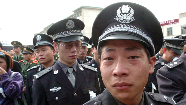 2004年4月17日上午，河南省登封市萬人空巷送別任長霞。一張淚水漣漣的臉，身後是悲慼的警察和群眾。送別任長霞的圖片中，這張照片感動了不少人。