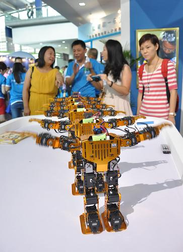 9月25日，參展商在向觀眾演示教學用的電子機器人。新華社記者 張遠 攝