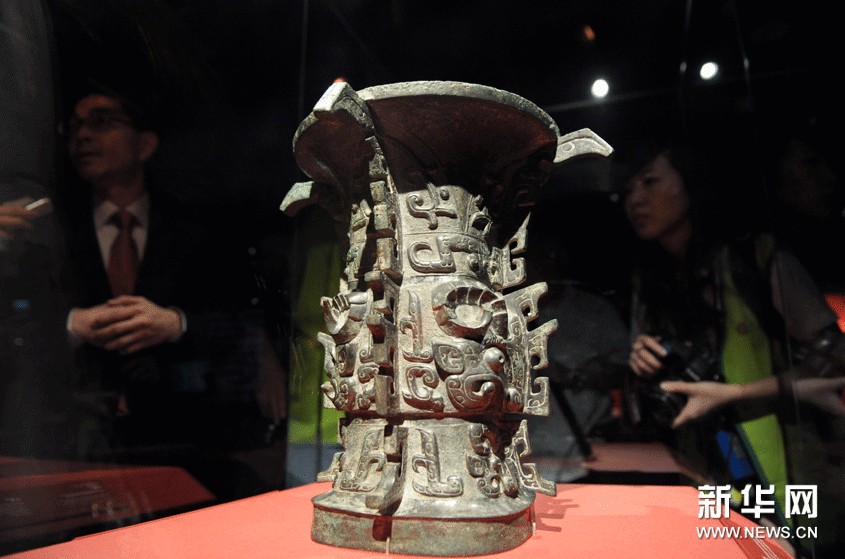 10月8日，參觀者在台北故宮舉辦的“西周文化特展”上觀看青銅器“何尊”。