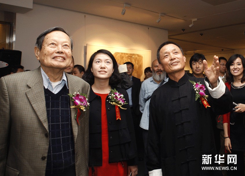 10月9日，畫家晁海（前右）與嘉賓楊振寧教授（前左）一同參觀畫展。