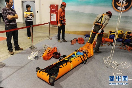 10月10日，工作人員在第四屆上海國際減災與安全博覽會上演示單人移動擔架的使用方法。新華社簽約攝影師 賴鑫琳攝