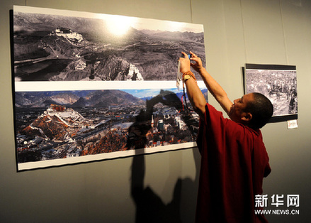 一名從西藏來的參觀者用手機拍攝自己喜歡的攝影作品。新華網圖片 羅曉光攝