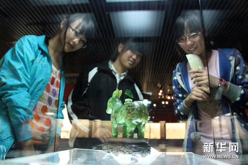 在安徽省博物館內，觀眾在欣賞展品“碧玉犀牛硯滴”。新華網圖片 張端 攝