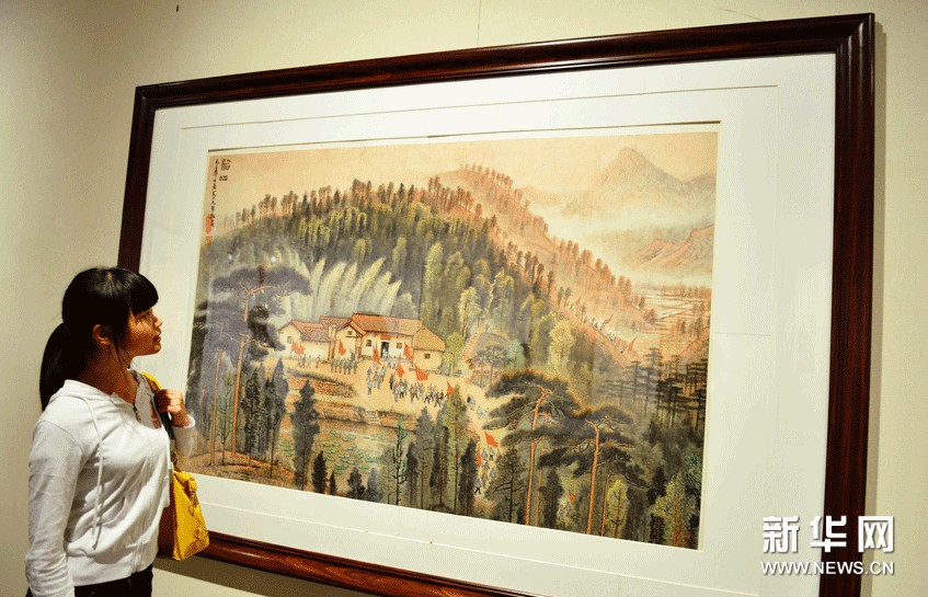 參觀者在欣賞畫家李可染的作品《韶山》。