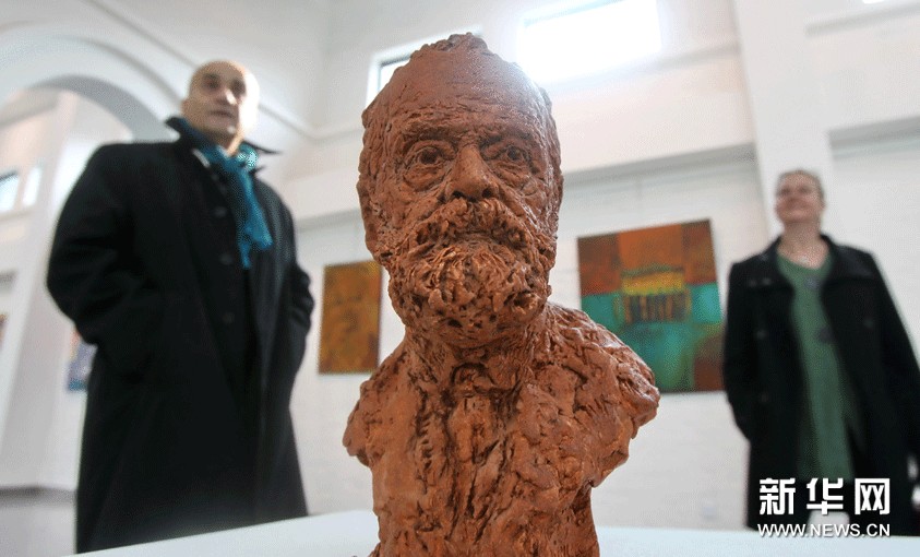 11月8日，參觀者在法國當代藝術展上觀看陶土雕塑作品《雨果胸像》。