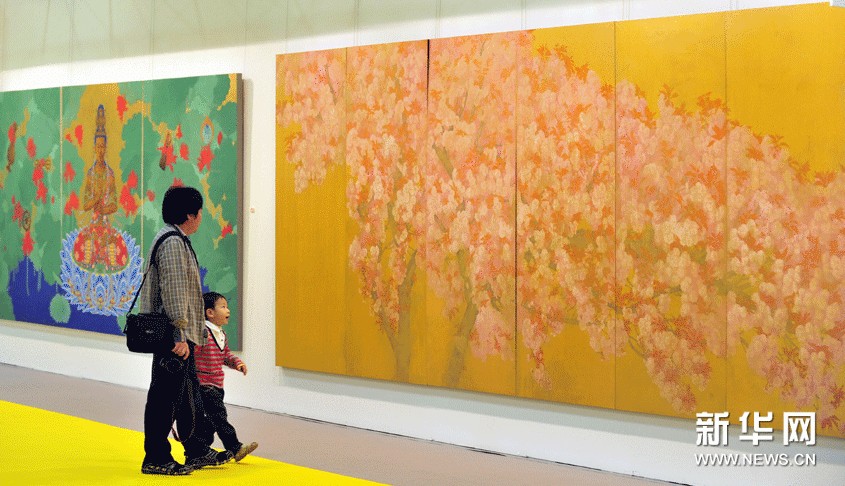  11月8日，參觀者在2012第19屆台北國際藝術博覽會上欣賞藝術作品。