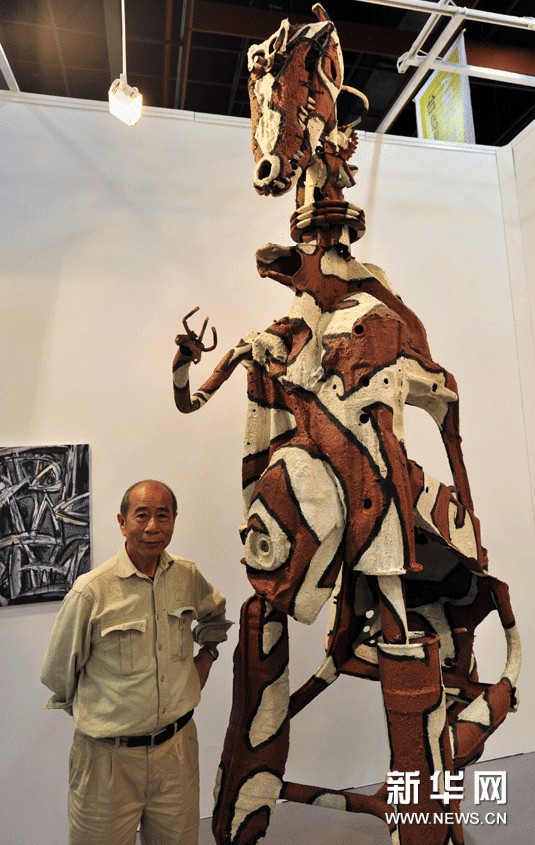  11月8日，台灣畫家吳炫三在展示用廢棄的汽車零件創作的作品《前進的人類》。