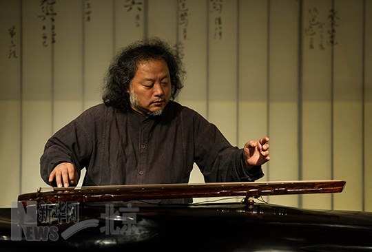 11月13日，古琴藝術家王鵬在展覽現場彈奏古琴。